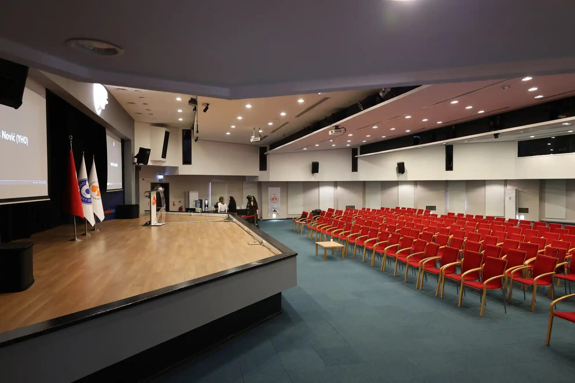 Université d'Économie d'Izmir — Salle de Conférence